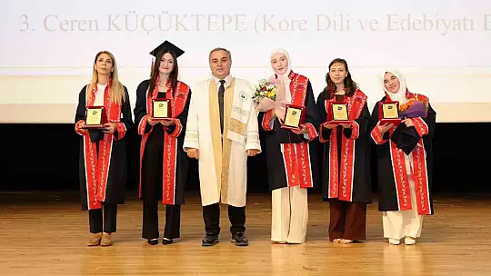 ERÜ Edebiyat Fakültesi'nde 450 öğrenci mezun oldu