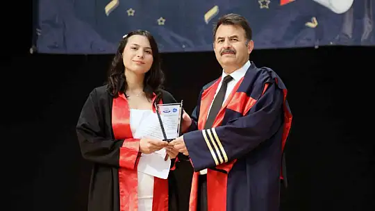 ERÜ Eğitim Fakültesi yeni mezunlarını verdi