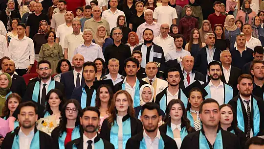 ERÜ Havacılık ve Uzay Bilimleri Fakültesi'nde mezuniyet sevinci