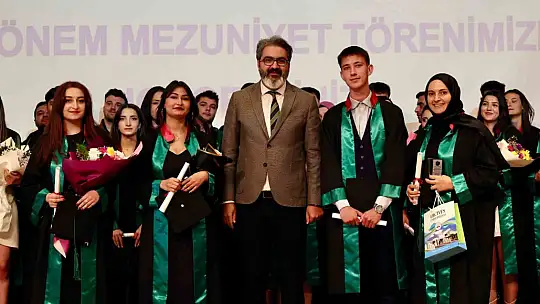 ERÜ İİBF ve Adalet MYO'da mezuniyet sevinci