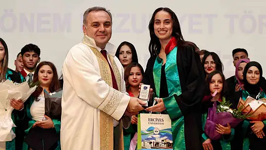 ERÜ İİBF ve Adalet MYO'da mezuniyet sevinci