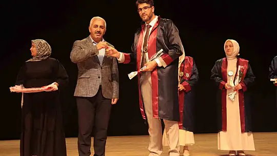 ERÜ İlahiyat Fakültesi'nde mezuniyet heyecanı