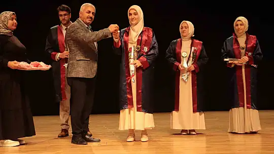 ERÜ İlahiyat Fakültesi'nde mezuniyet heyecanı