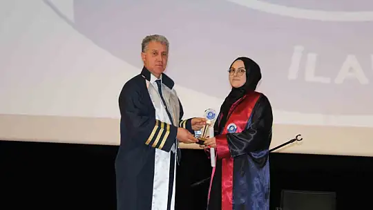 ERÜ İlahiyat Fakültesi'nde mezuniyet sevinci