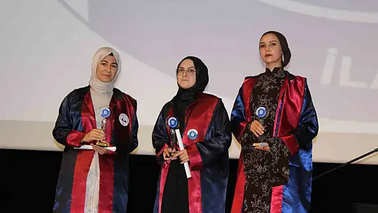 ERÜ İlahiyat Fakültesi'nde mezuniyet sevinci