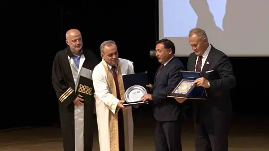 ERÜ İletişim Fakültesi 20. dönem mezunlarını verdi