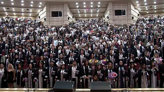 ERÜ İletişim Fakültesi 20. dönem mezunlarını verdi