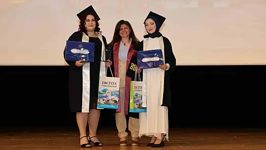 ERÜ Mimarlık Fakültesi'nde mezuniyet sevinci