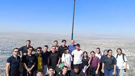 ERÜ öğrencileri hem zirve tırmanışı hem  çevre temizliği yaptı