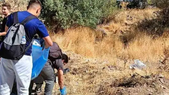 ERÜ öğrencileri hem zirve tırmanışı hem  çevre temizliği yaptı