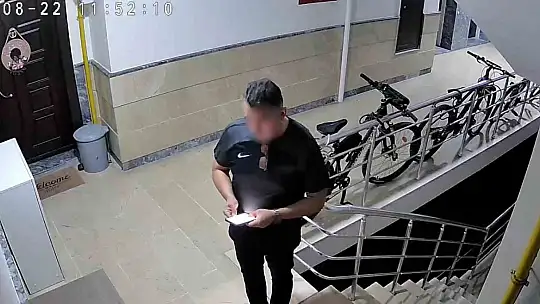 Eşinin evini baltayla açamayınca bina görevlisinin eşini bıçaklayarak öldürmüş