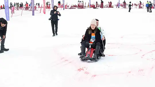 Eşler, Sevgililer Günü'nde birbirini en hızlı çekmek için yarıştı