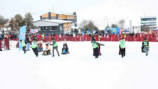 Eşler, Sevgililer Günü'nde birbirini en hızlı çekmek için yarıştı
