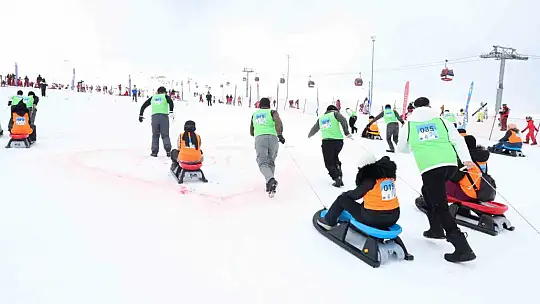 Eşler, Sevgililer Günü'nde birbirini en hızlı çekmek için yarıştı