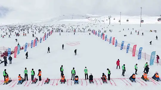 Eşler, Sevgililer Günü'nde birbirini en hızlı çekmek için yarıştı