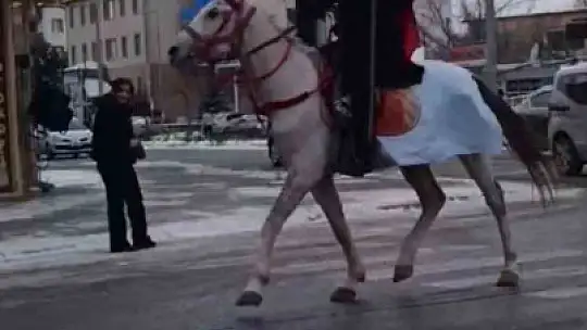 Esnaf at üstünde Türk bayrağı ile tur attı