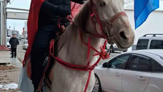 Esnaf at üstünde Türk bayrağı ile tur attı