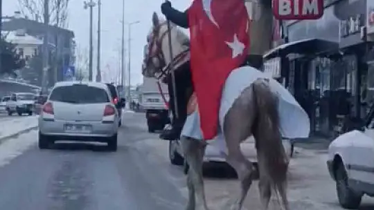 Esnaf at üstünde Türk bayrağı ile tur attı