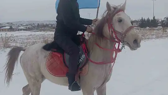 Esnaf at üstünde Türk bayrağı ile tur attı
