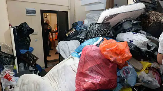 Evden 5 kamyon çöp çıkartıldı