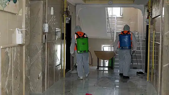 Evden 5 kamyon çöp çıkartıldı