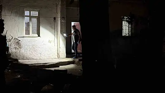Evinde bıçaklı saldırıya uğrayan 12 yaşındaki çocuk yaralandı