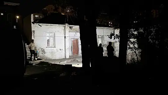 Evinde bıçaklı saldırıya uğrayan 12 yaşındaki çocuk yaralandı