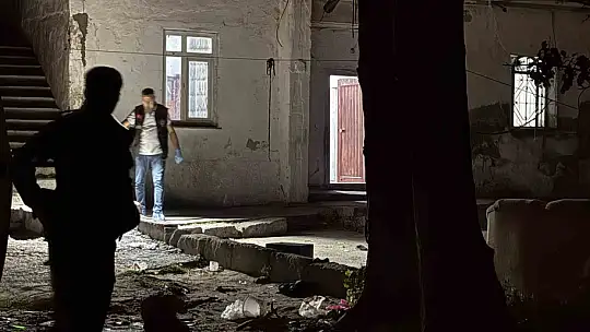 Evinde bıçaklı saldırıya uğrayan 12 yaşındaki çocuk yaralandı