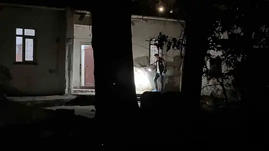 Evinde bıçaklı saldırıya uğrayan 12 yaşındaki çocuk yaralandı