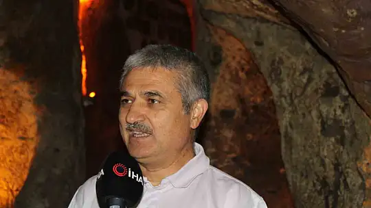 Evinin altında iki bin yıllık parmak izleriyle yaşıyor