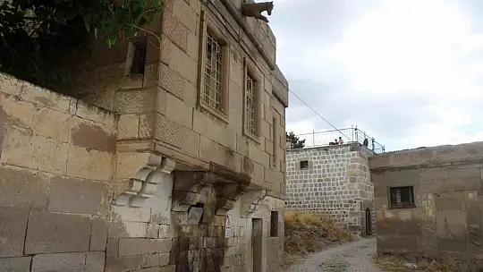 Evinin altında iki bin yıllık parmak izleriyle yaşıyor