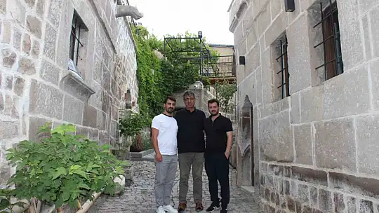 Evinin altında iki bin yıllık parmak izleriyle yaşıyor