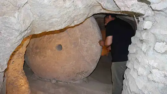 Evinin altında iki bin yıllık parmak izleriyle yaşıyor