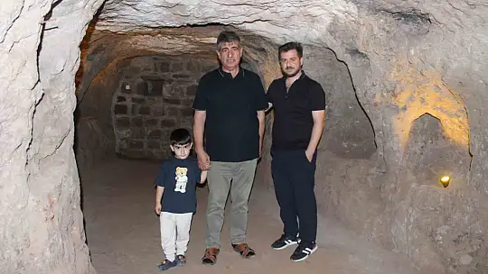 Evinin altında iki bin yıllık parmak izleriyle yaşıyor