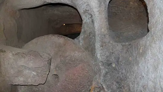 Evinin altında iki bin yıllık parmak izleriyle yaşıyor