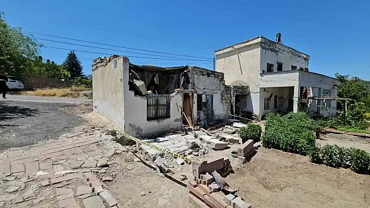 Evinin çatısı üzerine çöken yaşlı adam ağır yaralandı