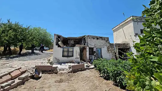 Evinin çatısı üzerine çöken yaşlı adam ağır yaralandı