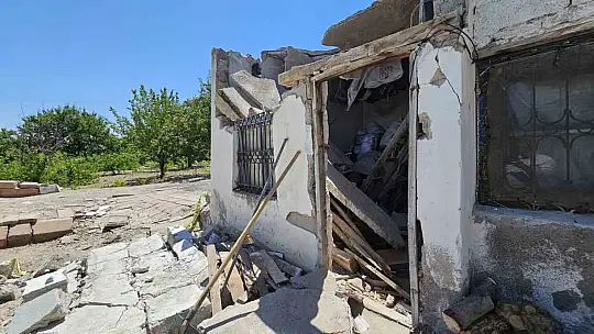 Evinin çatısı üzerine çöken yaşlı adam ağır yaralandı