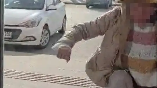 Fark ücreti vermek istemeyen kadın eczaneye taşla saldırdı, kapıları tekmeledi