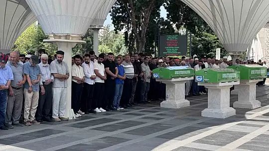 Feci kazada hayatını kaybeden aile yan yana toprağa verildi
