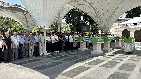 Feci kazada hayatını kaybeden aile yan yana toprağa verildi