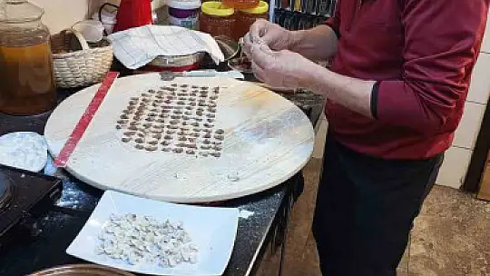Fenomen şef Kayseri Mantısı yaptı