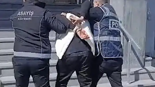 Firari hükümlü evde halıların arasında yakalandı