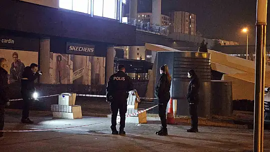 Forum AVM'nin bahçesinde bıçaklama: Anne ve 2 kızı bıçaklandı