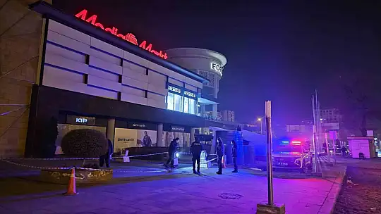 Forum AVM'nin bahçesinde bıçaklama: Anne ve 2 kızı bıçaklandı