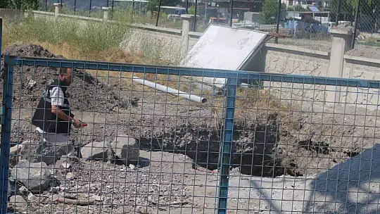 Foseptik inşaatında üzerine taş düşen işçi yaralandı