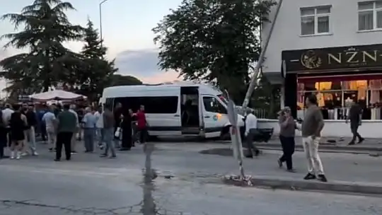 Freni patlayan minibüs taksiyi önüne kattı, direğe çarparak durabildi: 1 yaralı