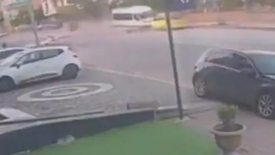 Freni patlayan minibüs taksiyi önüne kattı, direğe çarparak durabildi: 1 yaralı