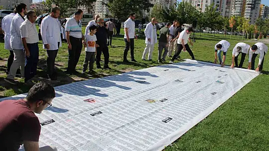 Gazze'de ölen çocukların ismi 12 metre uzunluğundaki pankarta sığmadı