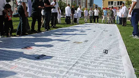 Gazze'de ölen çocukların ismi 12 metre uzunluğundaki pankarta sığmadı